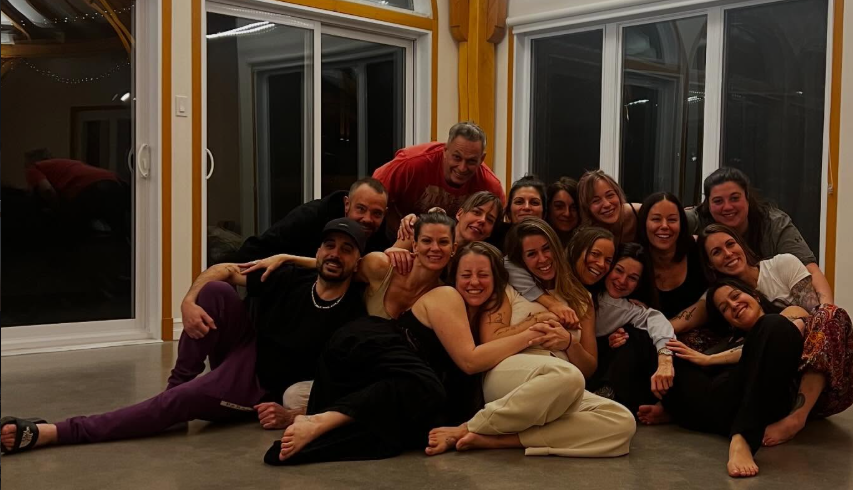 Communauté holistique réunie dans un moment de groupe
