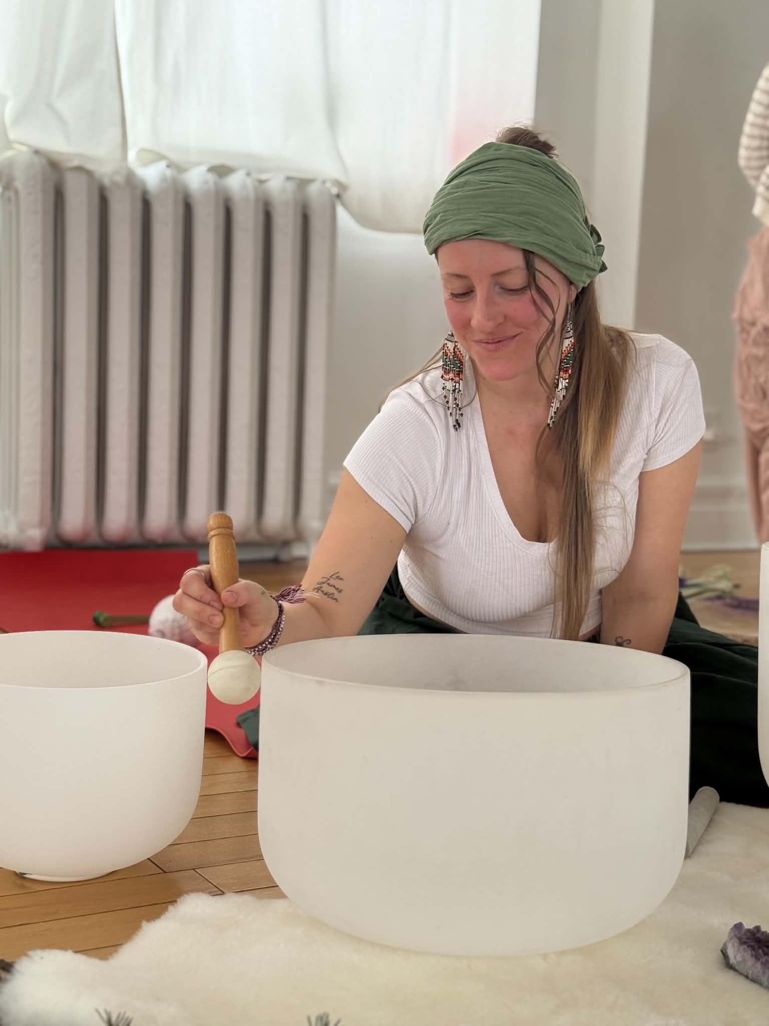 Flaurence en séance avec bols sonores
