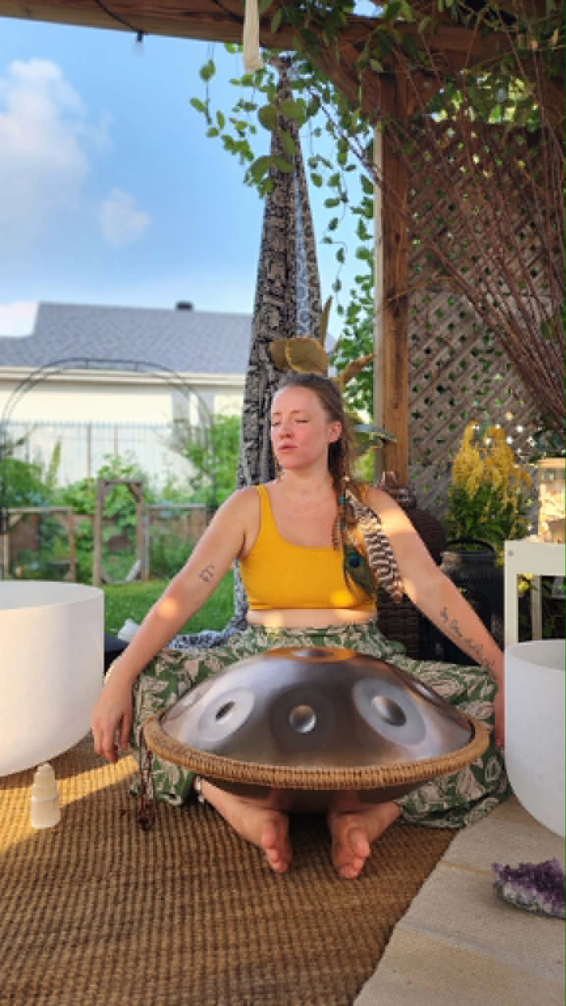 Flaurence avec un instrument de sonothérapie